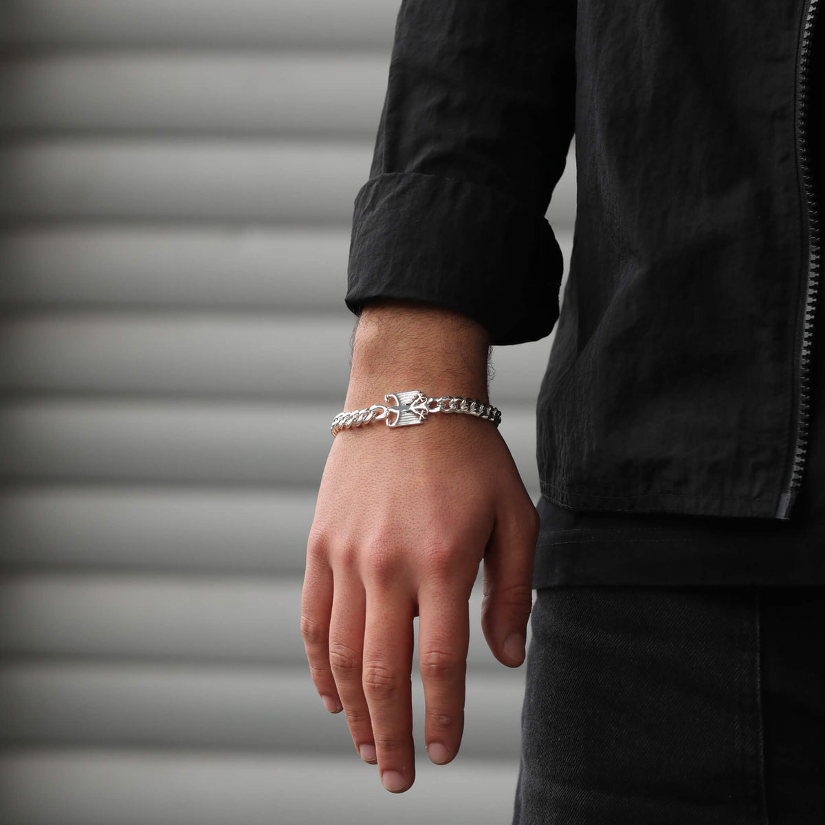 Deutschland Bundesadler Wappen Armband Herren getragen am Model