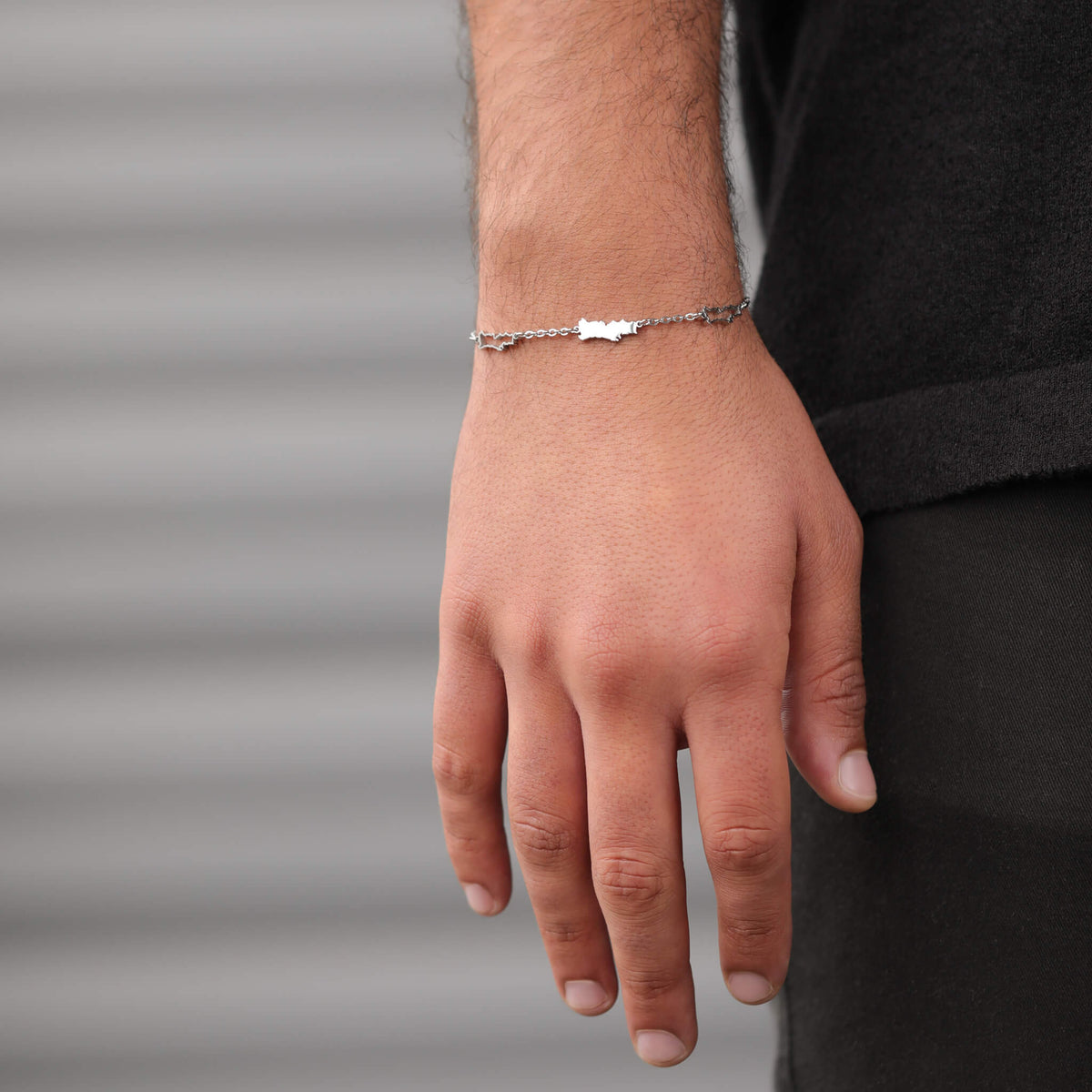 Portugal Landkarten Armband getragen am Model