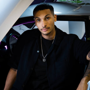 Herren trägt Deutschland Kette mit Edelstahl-Wappen – stilvolles Schmuckstück