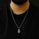 Serbien Adler Wappen Kette Herren getragen am Model